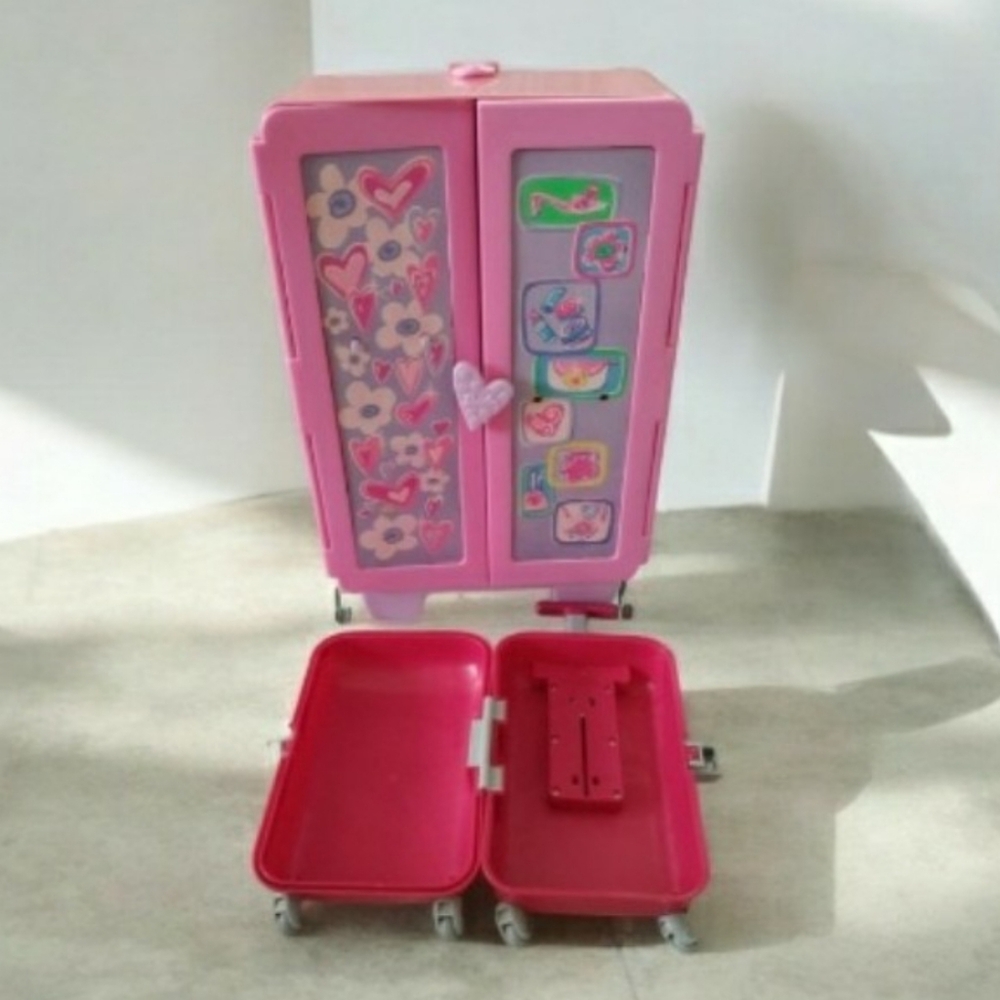 2 pieces / Barbie  Rolling on Wheels Runway/Stage And rolling mini suitcase